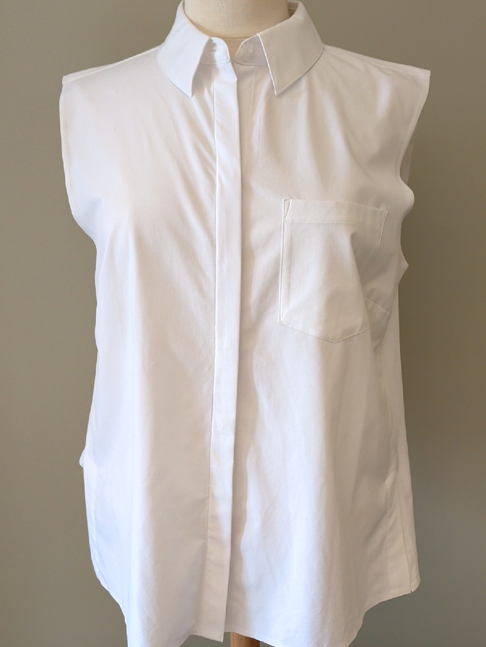 Athleta White Buttoned Sleeveless Top with A Collar. Size Medium